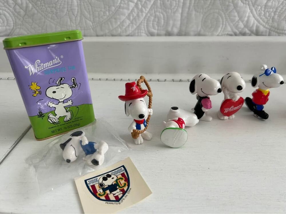 Vintage Rare WHITMANS 1990's Tin Can PEANUTS Woodstock SNOOPY SCHULZ Figurines.